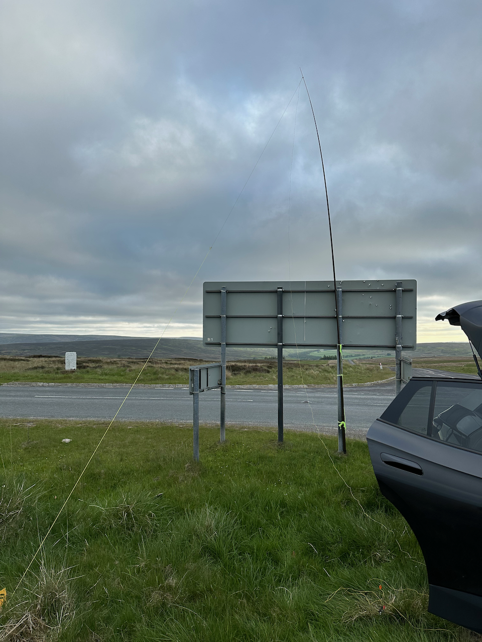An end fed antenna mounted on a portable mast strapped to a road sign